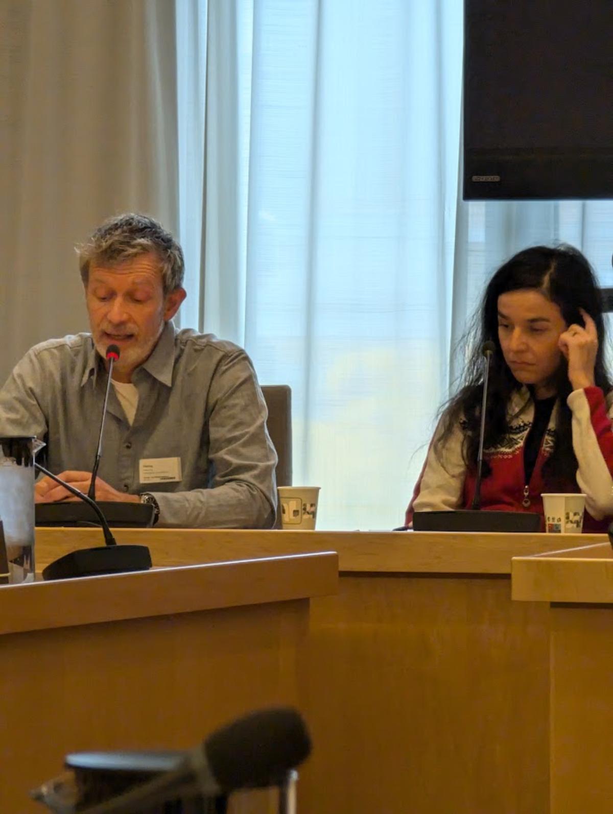 Høring Paul taler og idrettspresidenten lytter.jpg